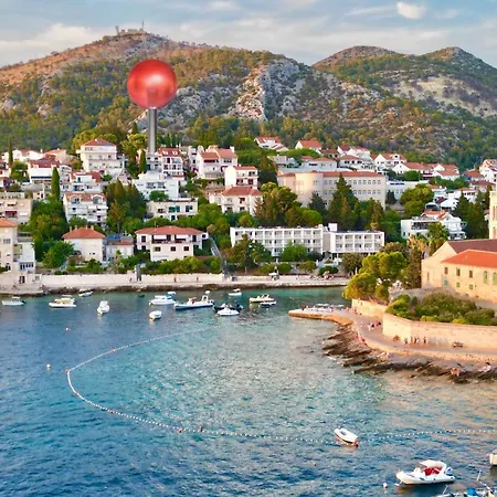 Milton Hvar *