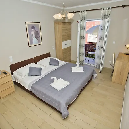 Milton Hvar *
