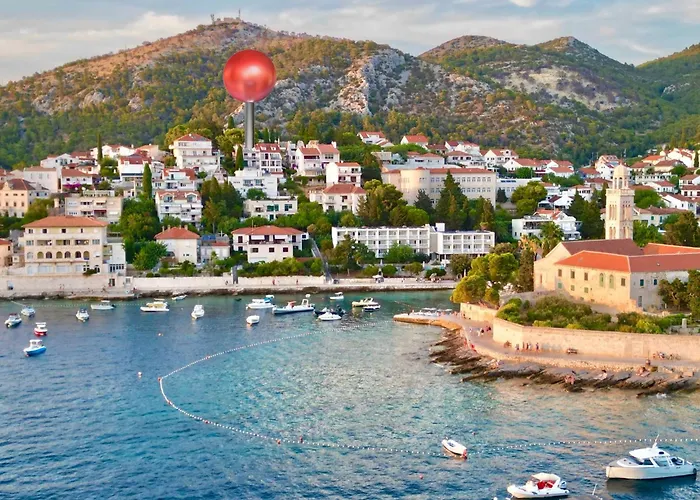 Milton Hvar *
