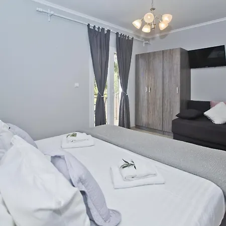 Milton Hvar * Χβαρ