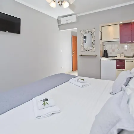 Milton Hvar * Χβαρ