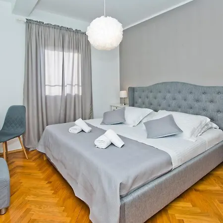 Milton Hvar Χβαρ