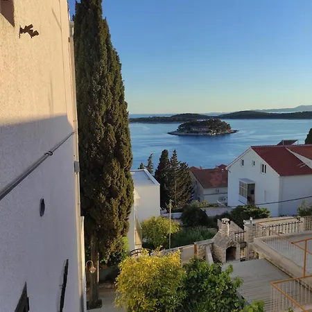 Milton Hvar