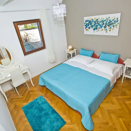 Milton Hvar Χβαρ