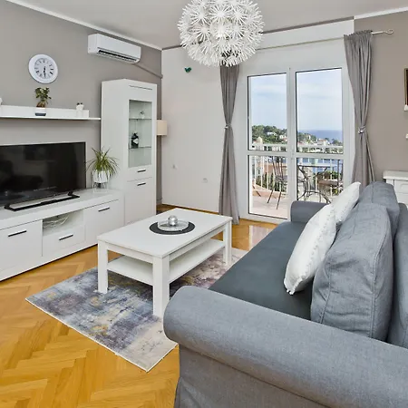 Milton Hvar Χβαρ