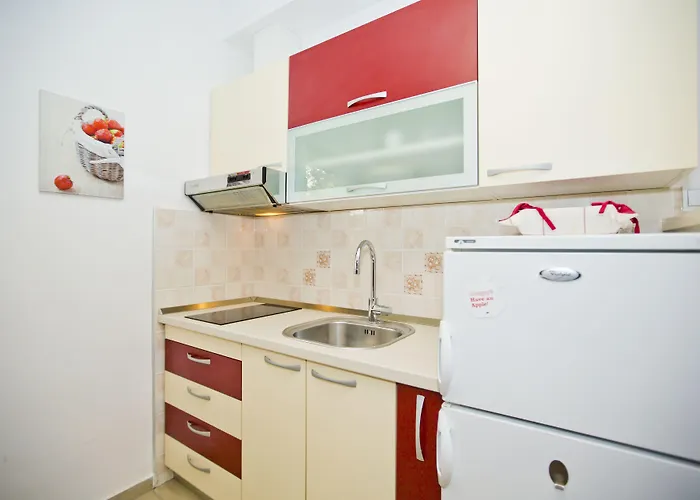 Milton Hvar 赫瓦尔