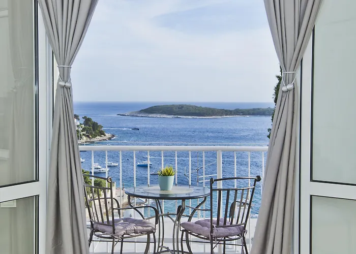 Milton Hvar 赫瓦尔